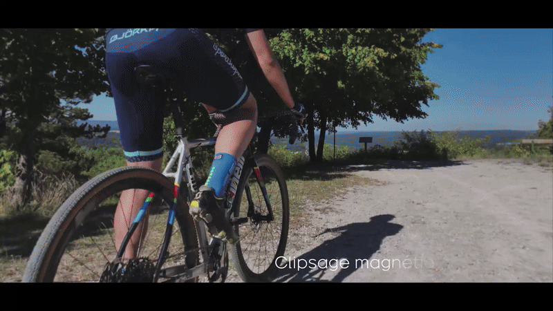 Accrochage du pied sur la face magnétique par retournement de la pédale