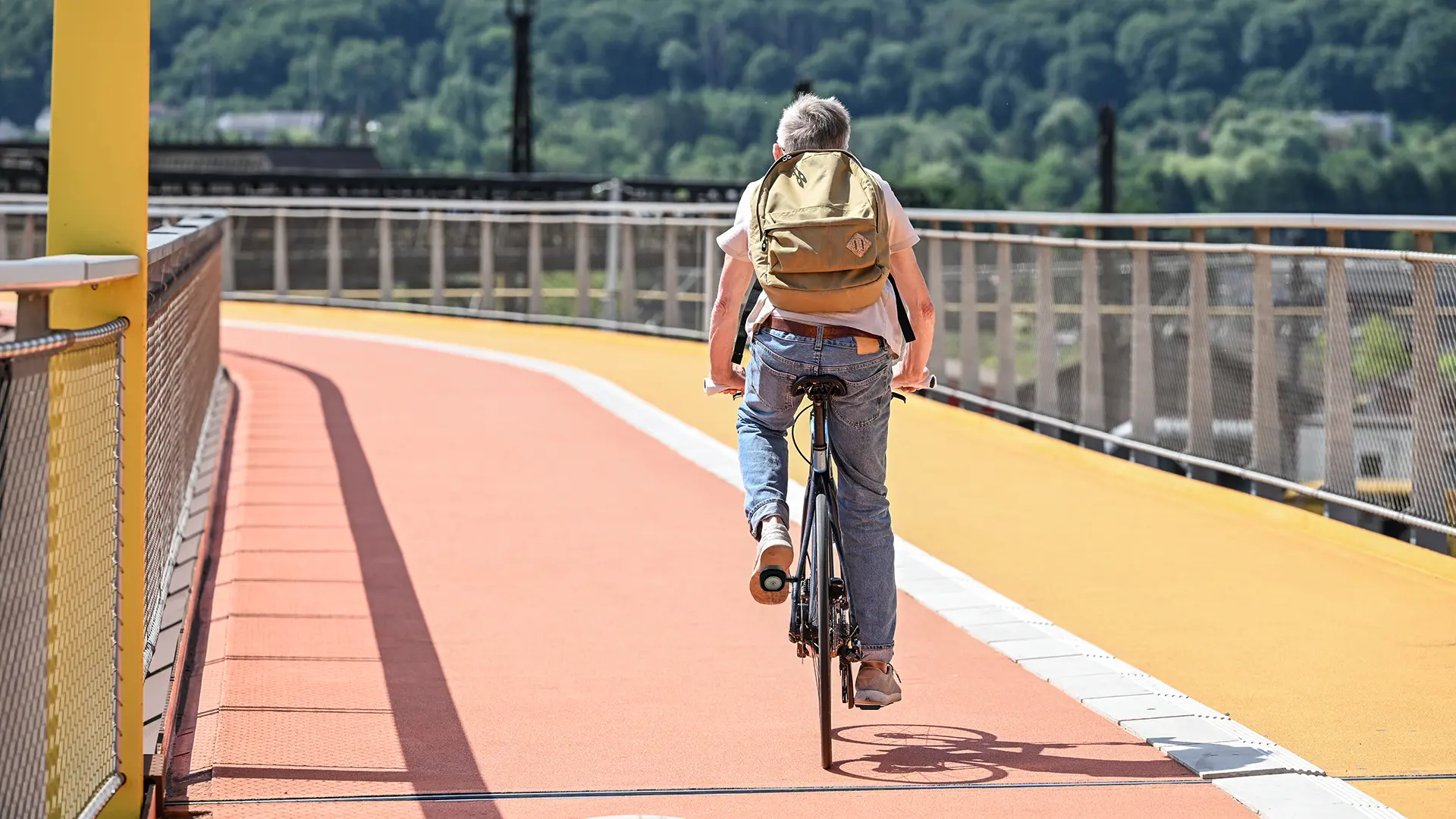 Cycliste utilisant la pédale aimantée Easy lors d’un déplacement quotidien