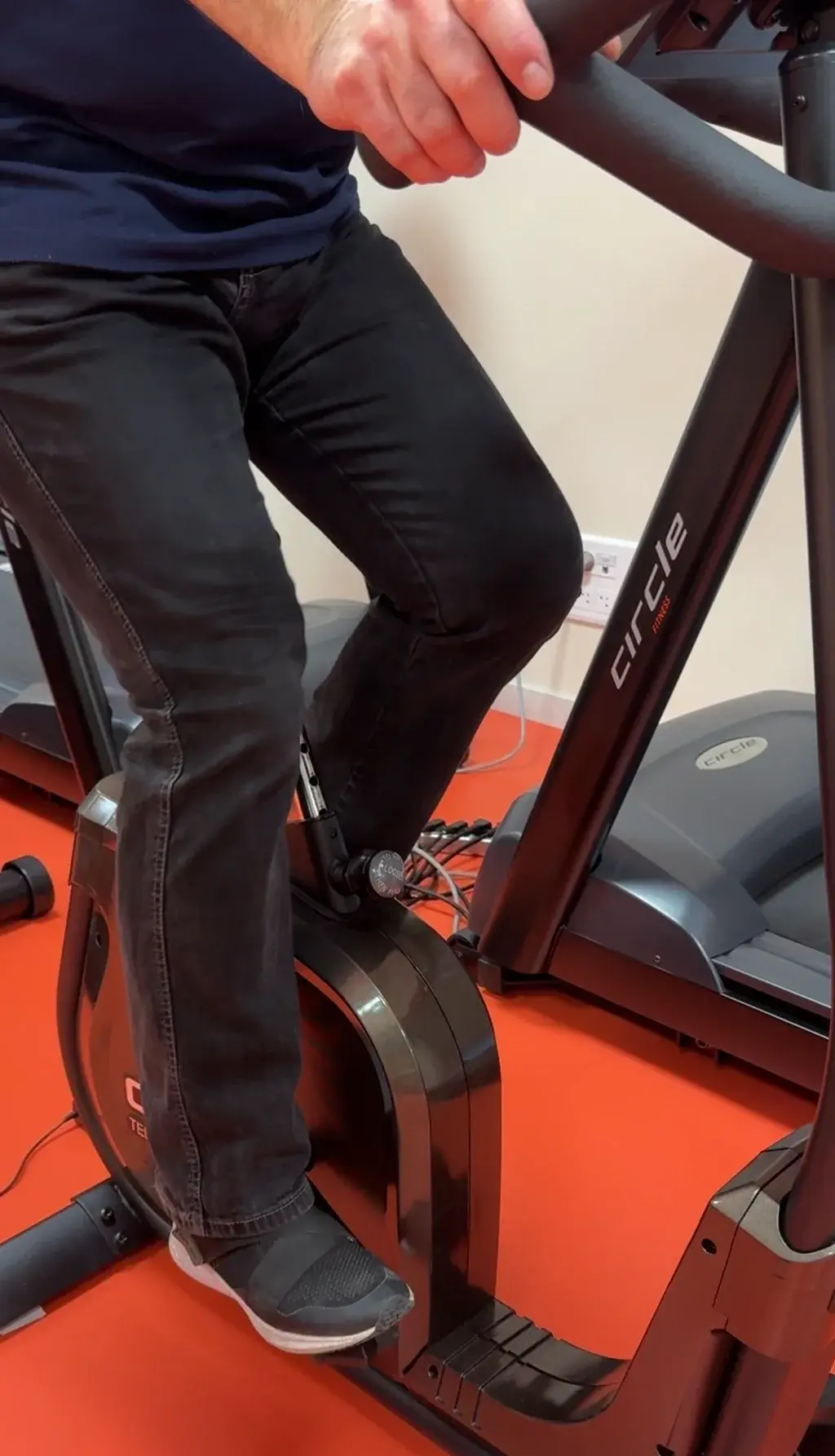 Pédale magnétique Easy utilisée sur vélo d’appartement en salle de rééducation